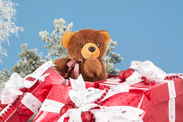 Presente de Natal no fundo de Natal — Fotografia de Stock