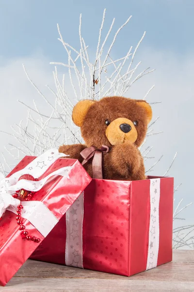 Presente de Natal no fundo de Natal — Fotografia de Stock