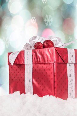 Noel hediyeleri ve Noel süsleri karda