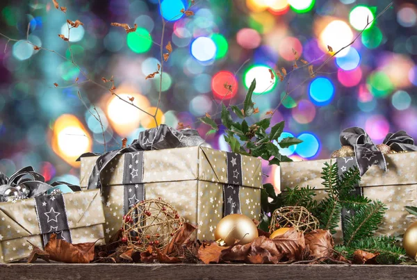 クリスマスの背景上のクリスマスのギフト — ストック写真