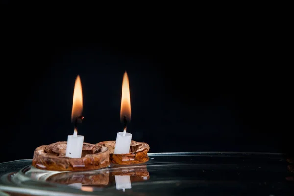 Weihnachtskerzen Walnussschale Auf Wasseroberfläche — Stockfoto