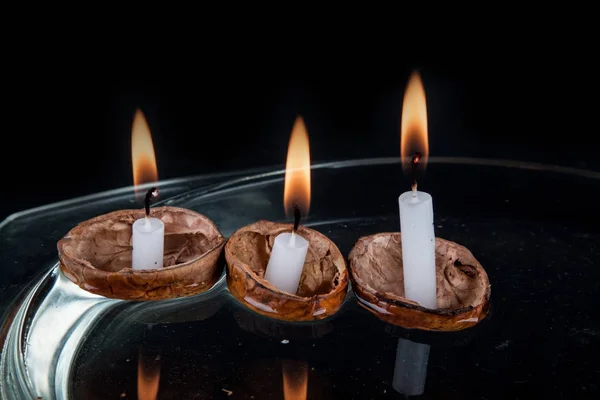 Weihnachtskerzen Walnussschale Auf Wasseroberfläche — Stockfoto