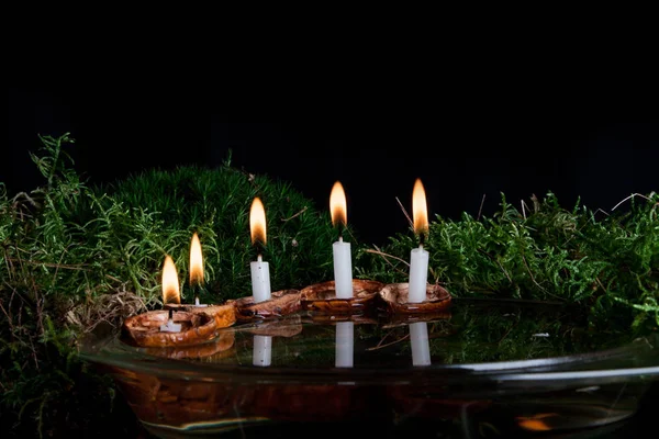 Χριστουγεννιάτικα Κεριά Στο Κέλυφος Καρυδιάς Στην Επιφάνεια Νερού — Φωτογραφία Αρχείου