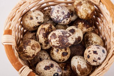 Bıldırcın yumurta bir örgü çanta