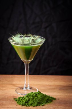 Genç arpa ve chlorella spirulina, su sıçrama. Detoks superfood.