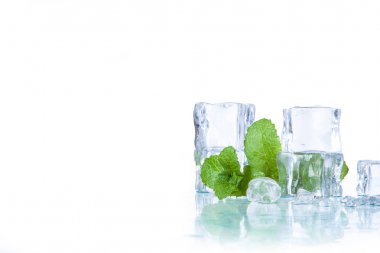 buz küpleri ve beyaz bir arka plan üzerinde izole yaprakları nane