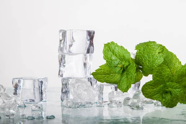 Eiswürfel Und Minzblätter Isoliert Auf Weißem Hintergrund — Stockfoto