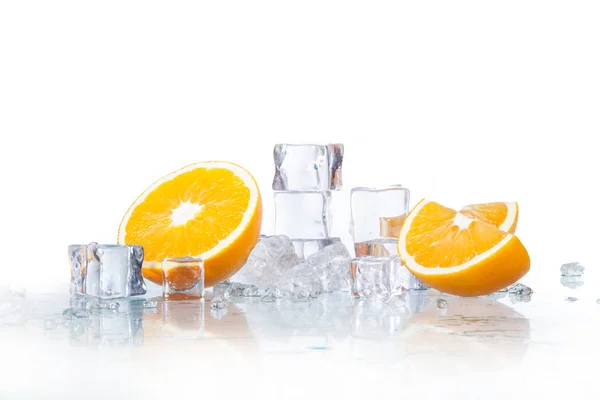 Cubitos Hielo Con Naranjas Aisladas Sobre Fondo Blanco —  Fotos de Stock