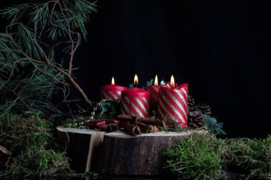 Advent mum siyah bir zemin üzerine