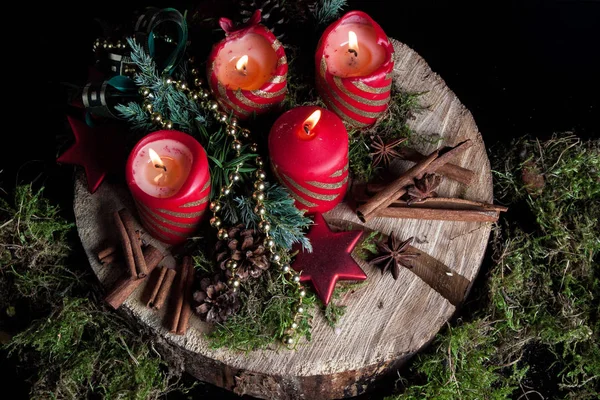 Advent mum siyah bir zemin üzerine
