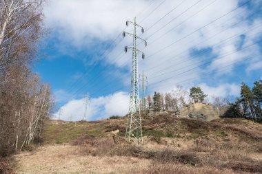 Gökyüzü arka planında güç kulesi