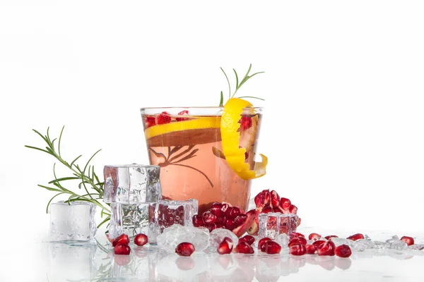 ザクロ レモン ミントと氷の夏の飲み物 — ストック写真