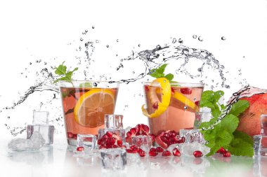 limon ve nane aromalı, su ve buz serpilmiş.