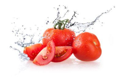 Beyaz arkaplanda domatesler ve su damlaları