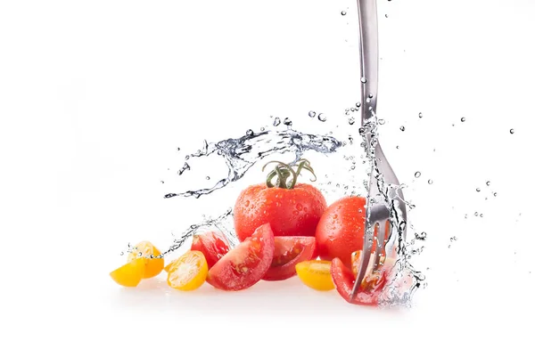 白い背景のトマトと水のスプラッシュとドロップ — ストック写真