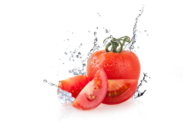 Tomates Fundo Branco Respingo Água Gotas — Fotografia de Stock