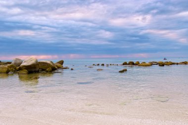 Deniz dalgalarının hava manzarası ve muhteşem Rocky sahili, Karadağ