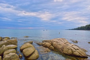 Deniz dalgalarının hava manzarası ve muhteşem Rocky sahili, Karadağ