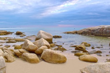 Günbatımında güzel bir gökyüzü Okyanus dalgaları androcky