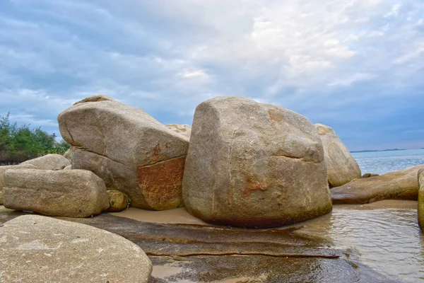 Günbatımında güzel bir gökyüzü Okyanus dalgaları androcky