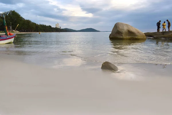 아름다운 바다의 파도와 바위들 — 스톡 사진