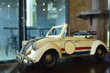 Araba modelleri antika, ve bu gün görüntülemek içindir. Ama ne zaman baksan eski günleri çocuk gibi düşünsin.