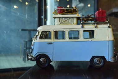 Araba modelleri antika, ve bu gün görüntülemek içindir. Ama ne zaman baksan eski günleri çocuk gibi düşünsin.