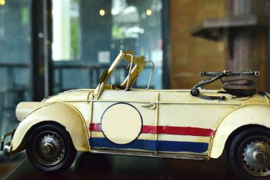 Araba modelleri antika, ve bu gün görüntülemek içindir. Ama ne zaman baksan eski günleri çocuk gibi düşünsin.