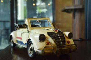 Araba modelleri antika, ve bu gün görüntülemek içindir. Ama ne zaman baksan eski günleri çocuk gibi düşünsin.