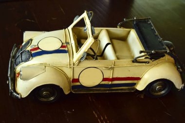 Araba modelleri antika, ve bu gün görüntülemek içindir. Ama ne zaman baksan eski günleri çocuk gibi düşünsin.