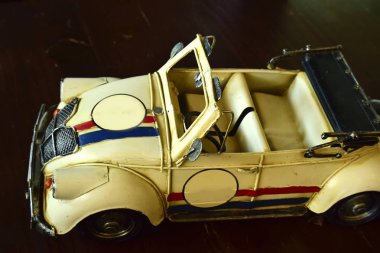 Araba modelleri antika, ve bu gün görüntülemek içindir. Ama ne zaman baksan eski günleri çocuk gibi düşünsin.