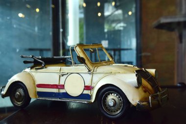 Araba modelleri antika, ve bu gün görüntülemek içindir. Ama ne zaman baksan eski günleri çocuk gibi düşünsin.