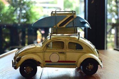 Araba modelleri antika, ve bu gün görüntülemek içindir. Ama ne zaman baksan eski günleri çocuk gibi düşünsin.