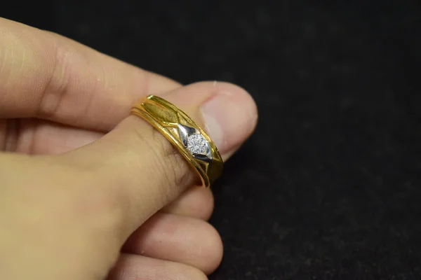 ダイヤモンドの宝石の色のリング 豪華な結婚指輪 高価な — ストック写真