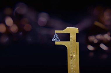 Elmaslar değerli, pahalı ve nadirdir. Mücevher yapmak için.