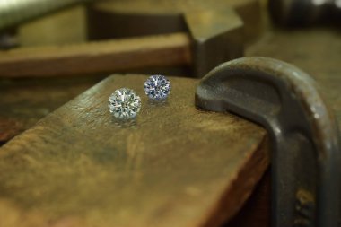 Elmaslar değerli, pahalı ve nadirdir. Mücevher yapmak için.