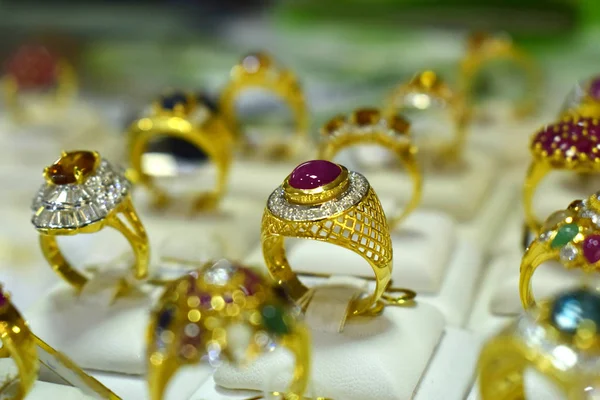 钻石戒指 豪华婚戒 贵重物品 — 图库照片