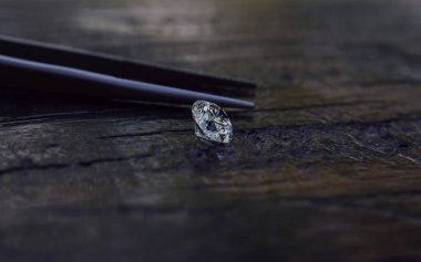 Elmaslar değerli, pahalı ve nadirdir. Mücevher yapmak için.