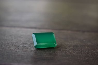 Zümrüt Ahşap zemindeki güzel yer