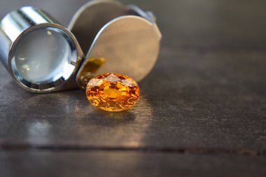 Sarı mücevher Ahşap zeminde güzel