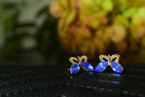 Earringsset Dengan Permata Biru Yang Indah — Stok Foto