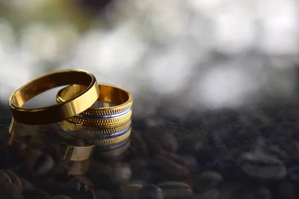 Dois Anéis Casamentoouro Luxuoso Pratano Chão Madeira — Fotografia de Stock