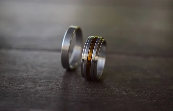 Dos Anillos Novialujoso Oro Plataen Suelo Madera — Foto de Stock