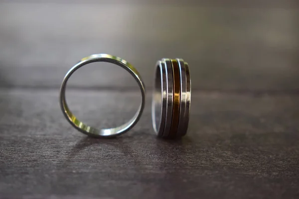 木製の床に2つの結婚指輪豪華な金と銀 — ストック写真