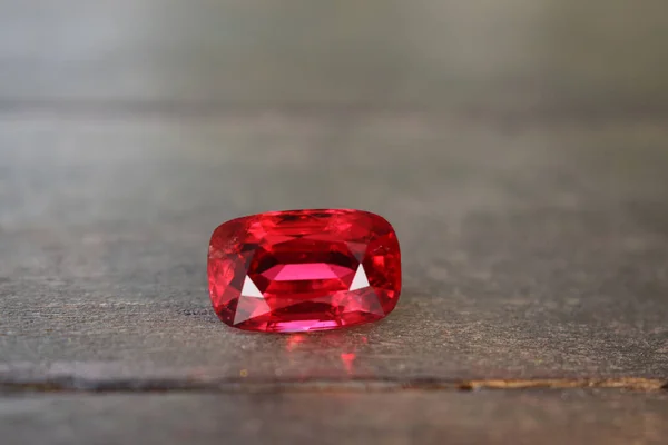 Rubí Una Hermosa Piedra Preciosa Roja Suelo Madera — Foto de Stock