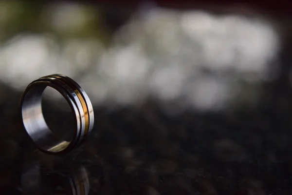 Два Свадебных Кольца Роскошное Золото Серебро Деревянном Полу — стоковое фото