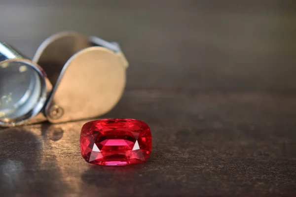 Rubí Una Hermosa Piedra Preciosa Roja Suelo Madera — Foto de Stock