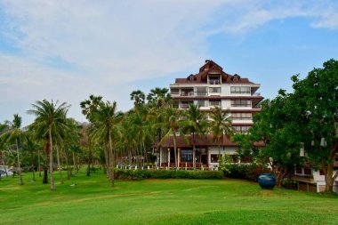 Sahilde konaklama yeri çimenler ve dağlar var. Doğal olarak güzel.