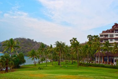 Sahilde konaklama yeri çimenler ve dağlar var. Doğal olarak güzel.