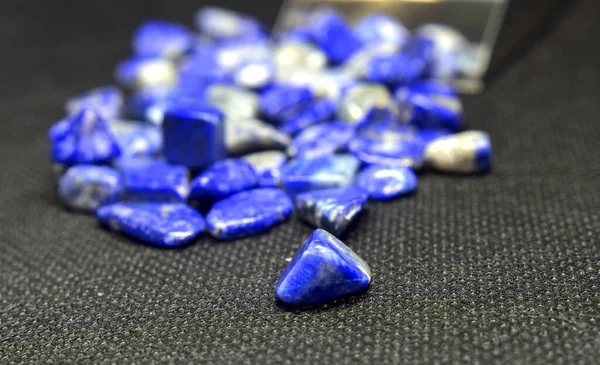 Lapis Lazuli çok güzel mavi bir taş.